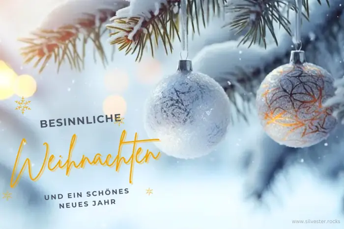 Christbaumkugeln im winterlichen Tannenbaum